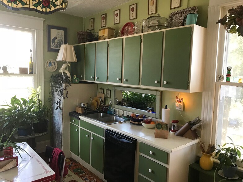 Kitchen 1 - 114 S 5th Ave