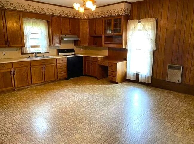 Building Photo - Classic country style house available now!