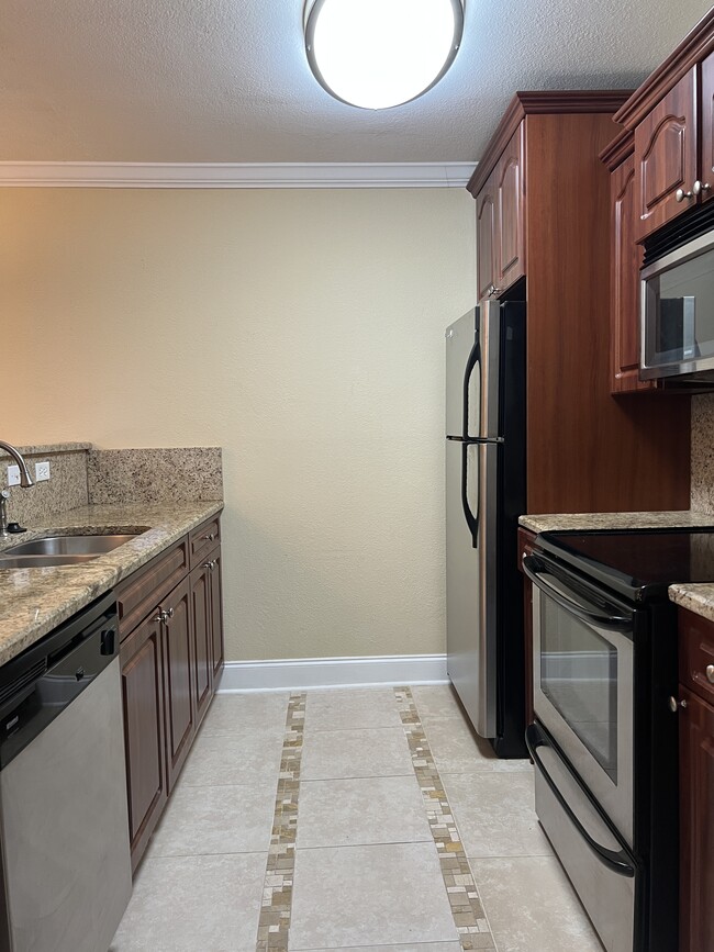 Building Photo - 455 Alt 19