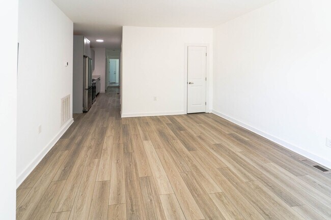 Building Photo - Move In Ready 2 BD 1 BA close to Metro, Sh...