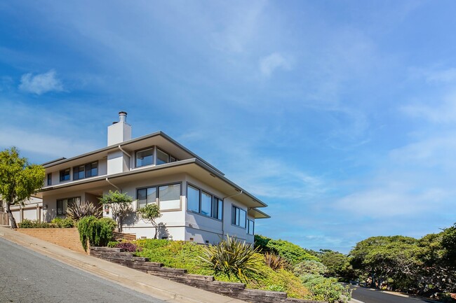 Building Photo - 2 Bedroom 2 Bath Condo in Pacific Grove NO...