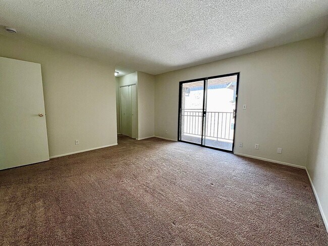 Building Photo - TWO BEDROOM TOWNHOME WITH VAULTED CEILING AND GRAND FRONT WINDOWS