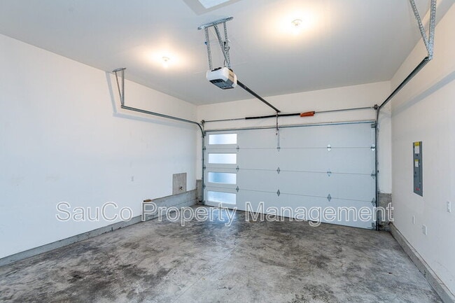 Building Photo - 13227 SW Maxfield Ln