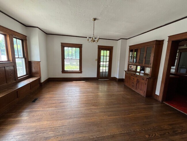 Building Photo - 5 BD/2BA Home next to Kirkwood with fenced backyard!