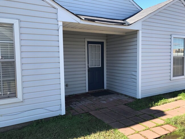Building Photo - Cedar Creek Duplex