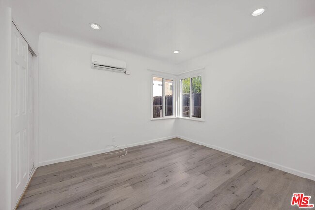 Building Photo - 2103 Barclay St
