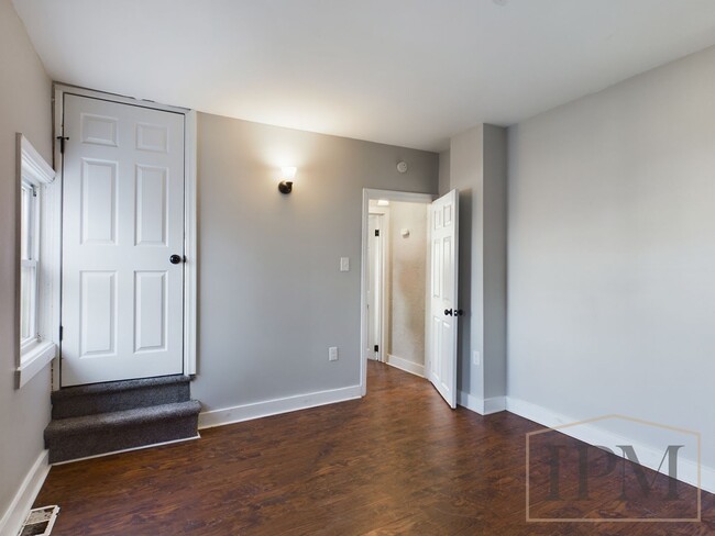 Building Photo - Available Now Newly Remodeled Cozy 3 Bedro...