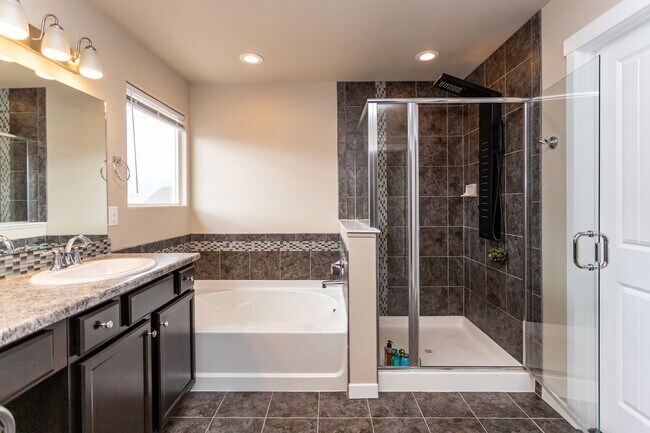 Building Photo - Beautiful Home with Stunning Views!