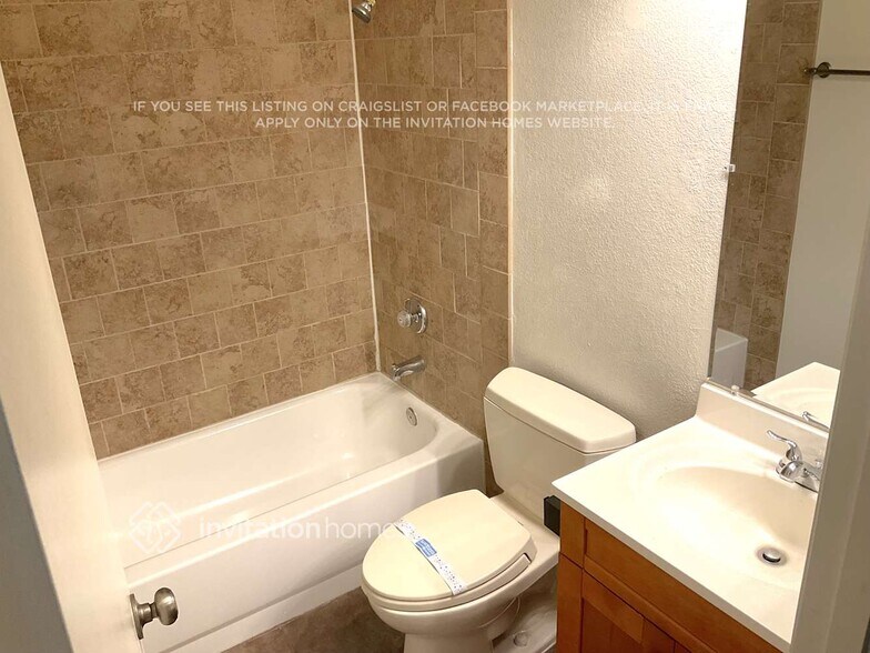 Building Photo - 811 E Hillview Cir