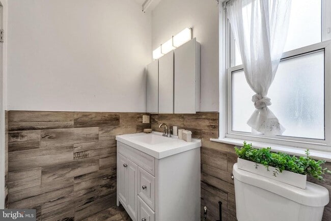 Building Photo - 1635 N 33rd St