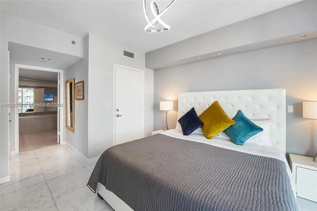 Building Photo - 495 Brickell Ave