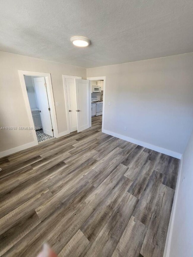 Building Photo - 25 W 6th St