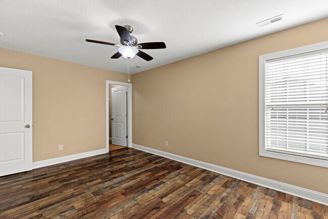 Building Photo - Large 5 bedroom home- don't miss this one!