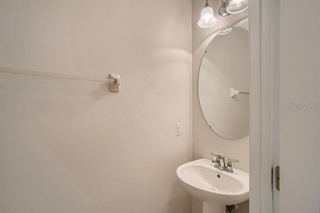 Building Photo - 3 Bed 2.5 Bath Townhome for Rent