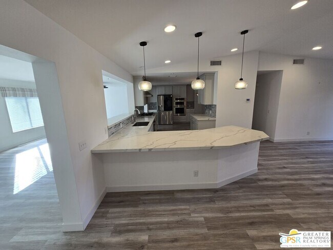 Building Photo - 74619 Fairway Dr