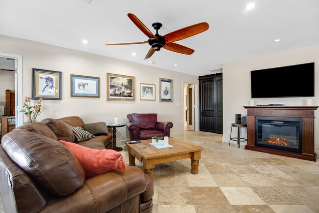 Building Photo - 2032 E La Jolla Dr