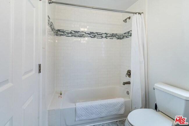 Building Photo - 5249 Satsuma Ave