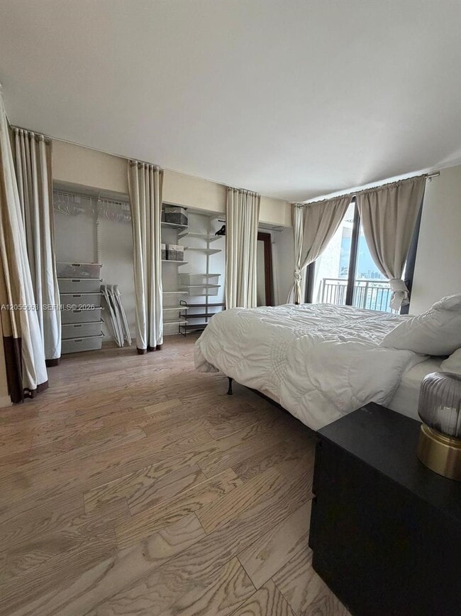 Building Photo - 540 Brickell Key Dr