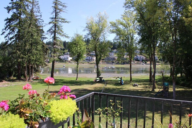 Building Photo - Beautiful Wollochet Bay 3-Bedroom Town Home