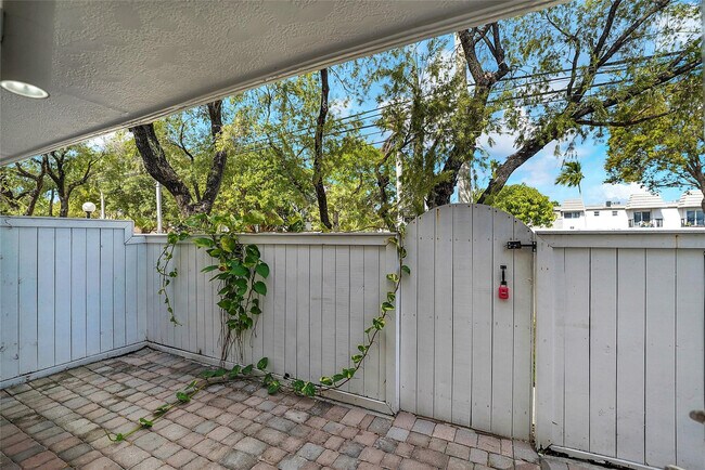 Building Photo - 4550 SW 68th Ct