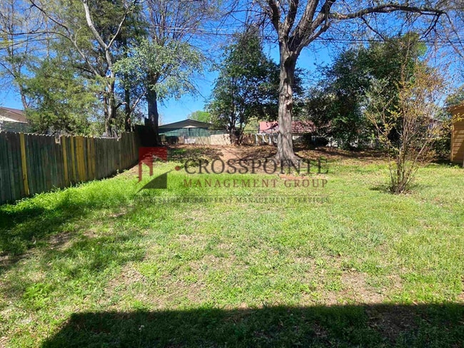 Building Photo - 2 bedroom, 1 bathroom duplex!