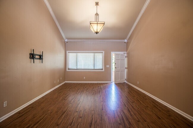 Building Photo - Adorable condo, waterfront view