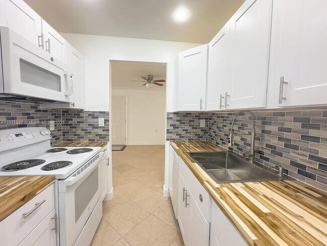 Building Photo - 1201 Lake Victoria Dr