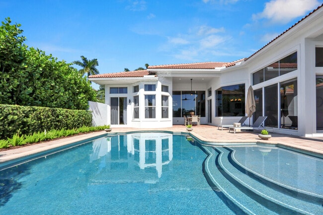 Building Photo - 528 Les Jardin Dr