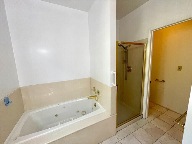 Building Photo - Spacious 3 Bedroom House