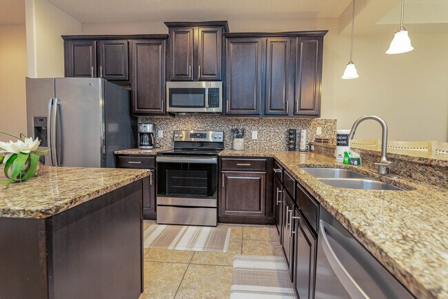 Building Photo - 8079 Brooksville Dr