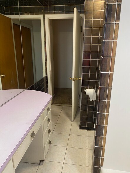 Building Photo - 636 Kenmore Ave