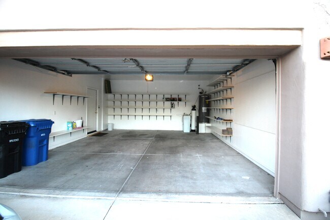 Building Photo - 440 S Val Vista Dr