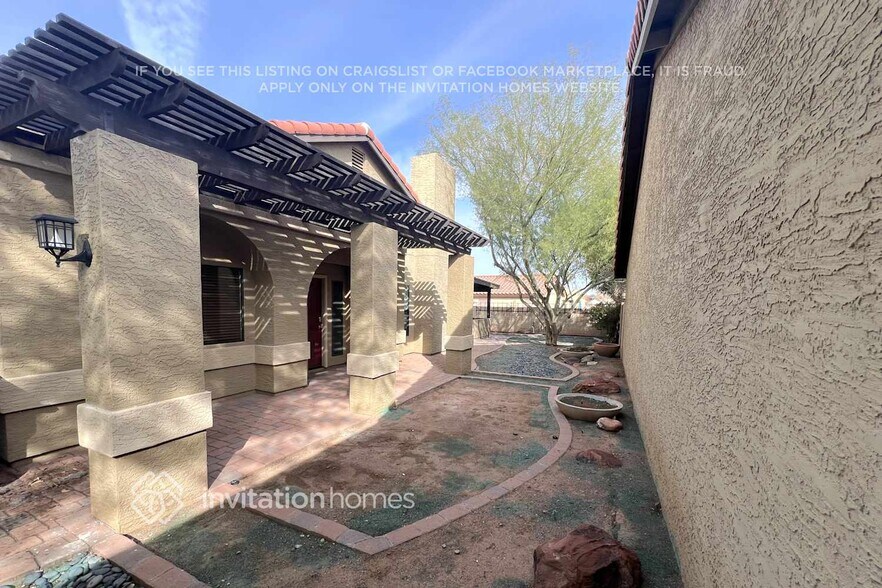 Building Photo - 2234 E Florian Ave