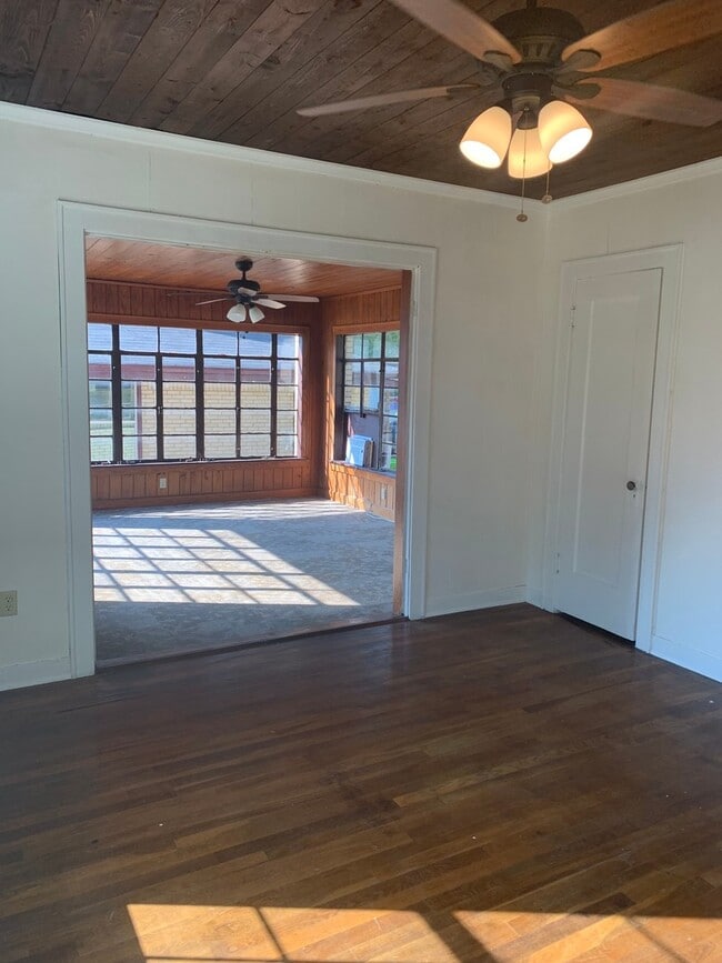 Building Photo - 2/1 with bonus room FENCED YARD PET FRIENDLY