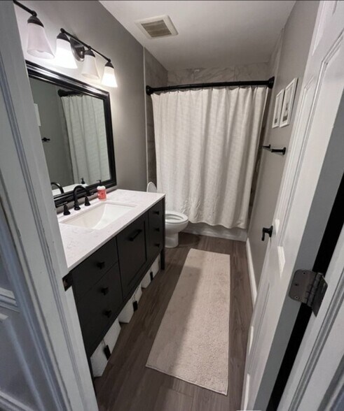 Building Photo - 3430 Urbandale Ln N