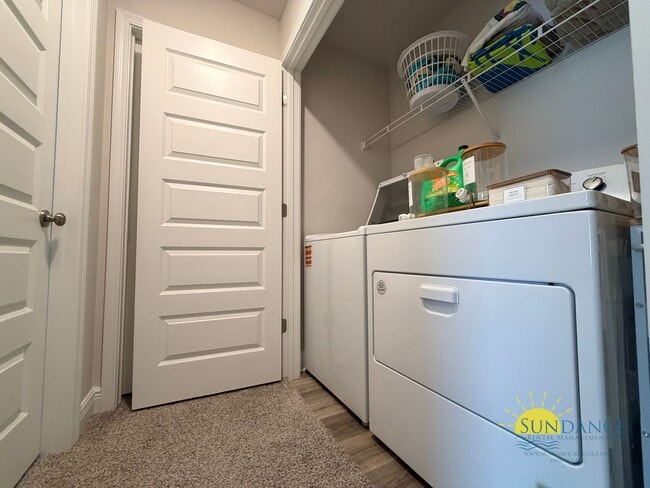 Building Photo - Stunning 3 Bedroom Townhouse in Brittany Oaks!