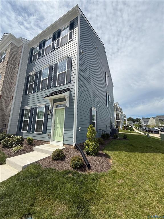 Building Photo - 13800 Village View Dr