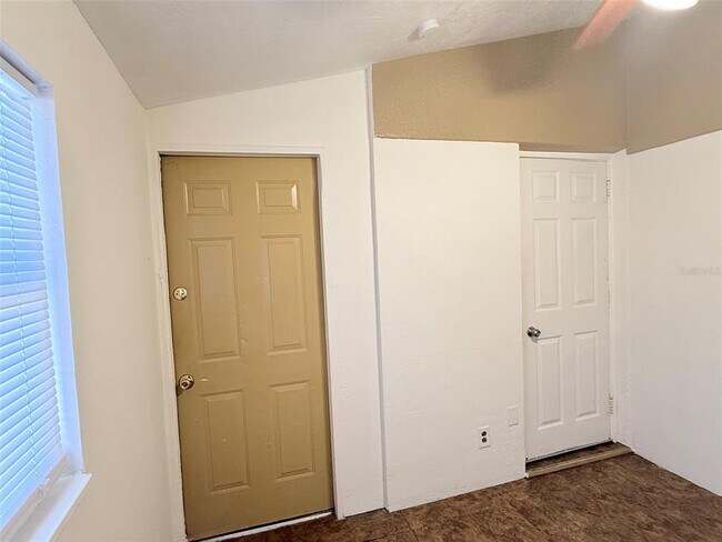 Building Photo - 5541 Lown St N