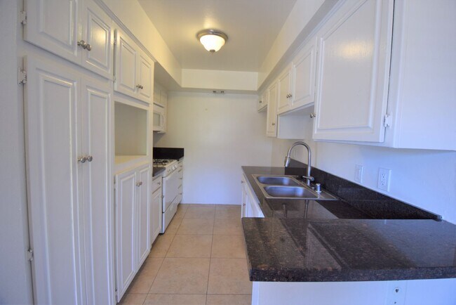 Building Photo - 14710 Burbank Blvd