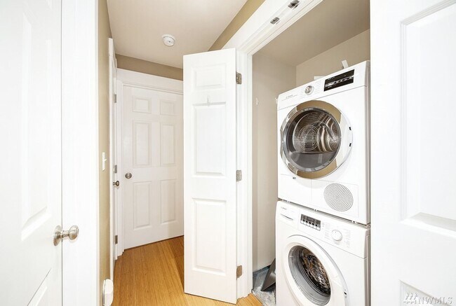 Building Photo - AVAILABLE AUGUST 1ST >> Beautiful Fully Remodeled 2BR/1BA Condo in Seattle!