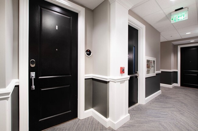 Building Photo - Stunning Studio Apartment with Spectacular Views in Downtown Raleigh