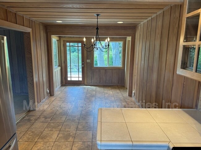 Building Photo - 711 Riverview Dr