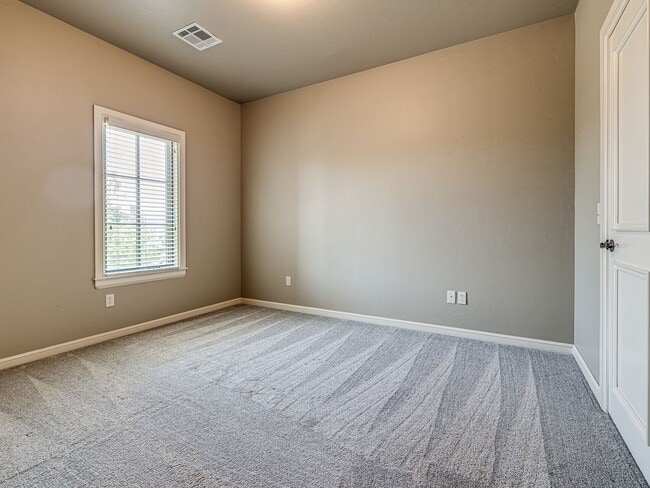 Building Photo - Luxury Edmond Townhome Overlooking Waterfa...