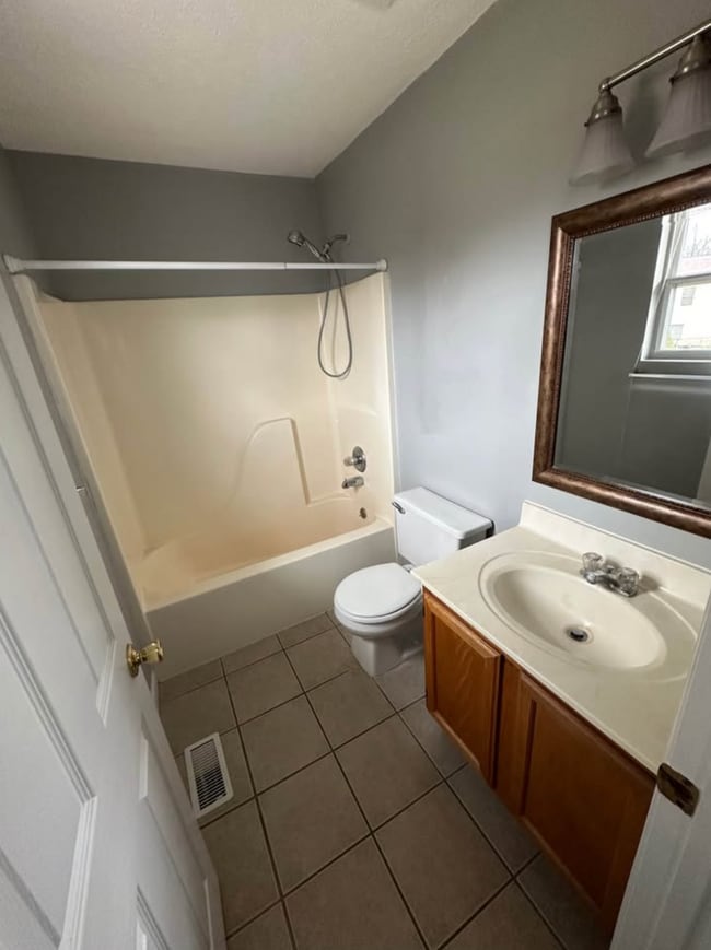 Building Photo - 1124 Kims St