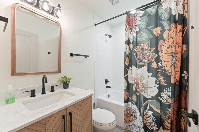 Building Photo - 4027 Ursuline St