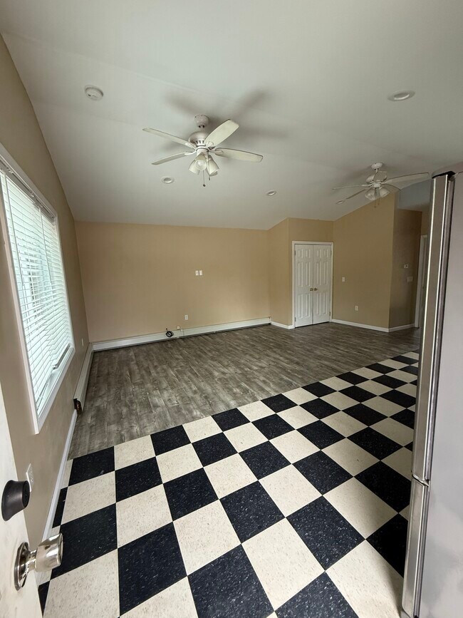 Building Photo - 158 Lake Hayward Rd