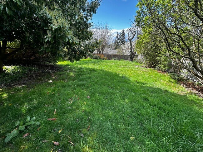 Building Photo - 2bd/1ba Seattle Home