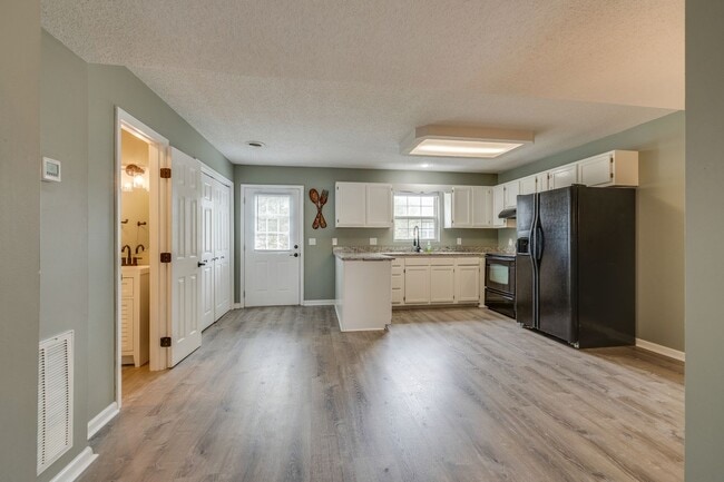 Building Photo - 2 br/ 1.5 bath condo Johnson City