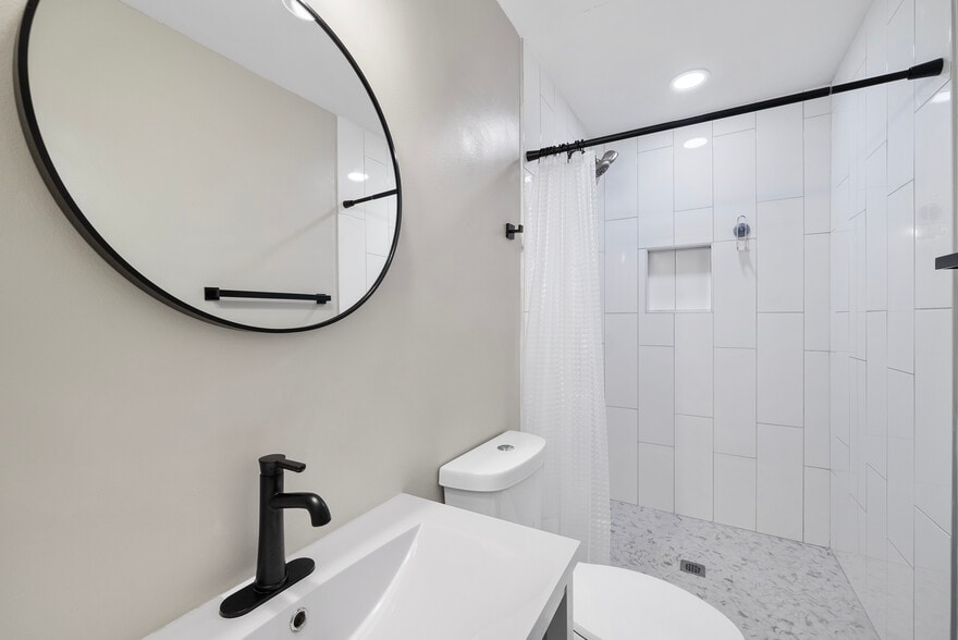 Primary ensuite full bath - 2910 Driftwood Dr