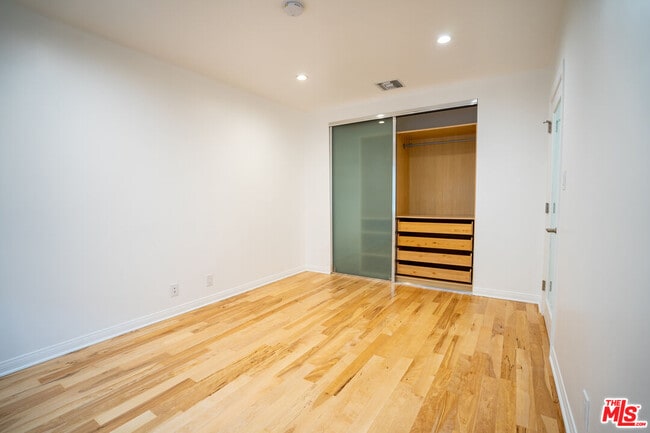 Building Photo - 1418 N Poinsettia Pl